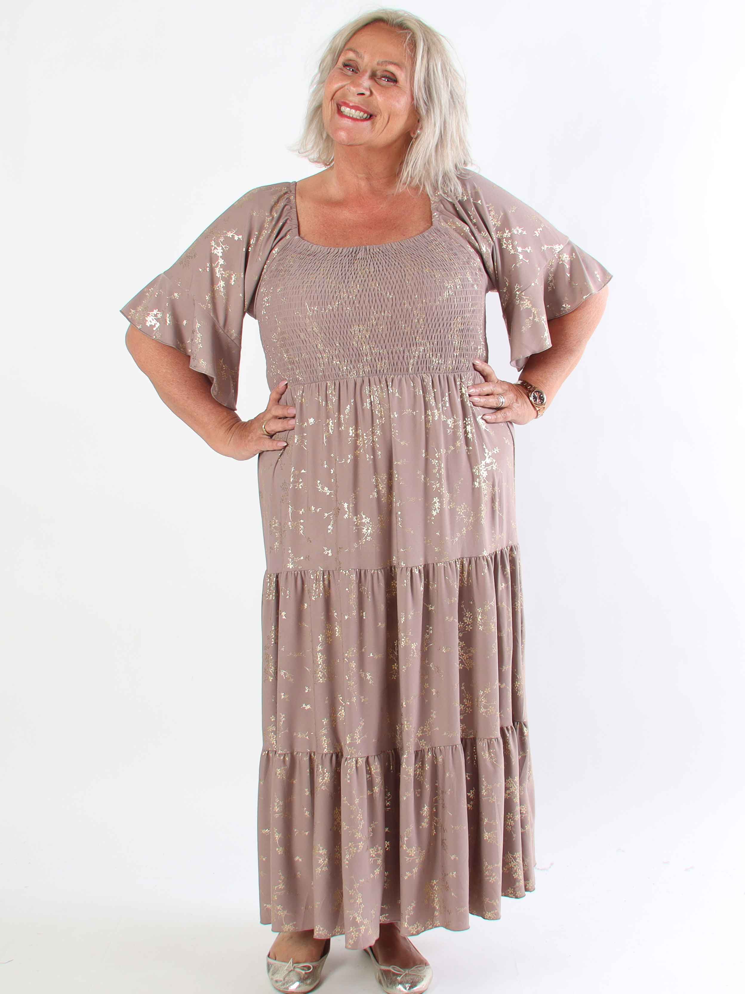 Elna Gold - Ensfarvet plus size kjole med smock og guld print